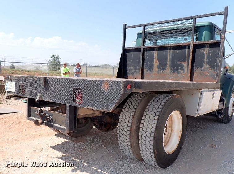 image for item IN9615 1990 International 4900  flatbed truck