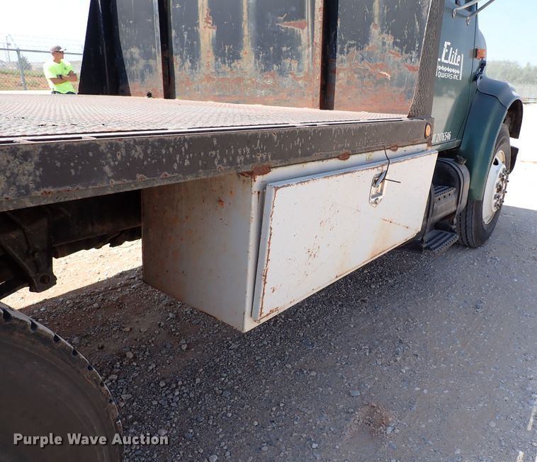 image for item IN9615 1990 International 4900  flatbed truck