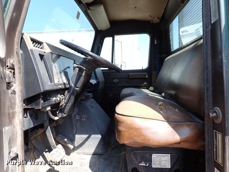 image for item IN9615 1990 International 4900  flatbed truck