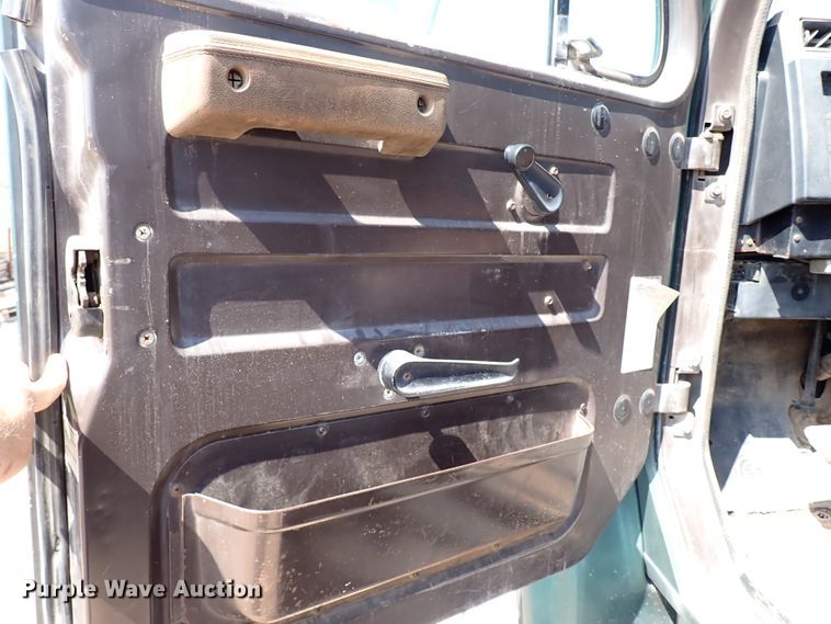 image for item IN9615 1990 International 4900  flatbed truck