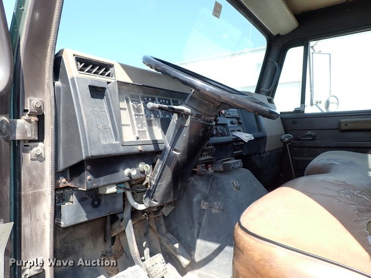 image for item IN9615 1990 International 4900  flatbed truck