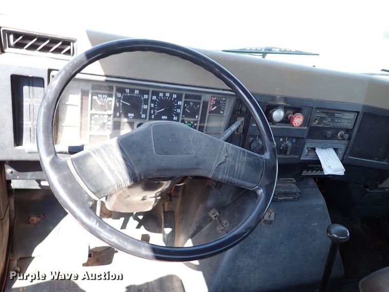 image for item IN9615 1990 International 4900  flatbed truck