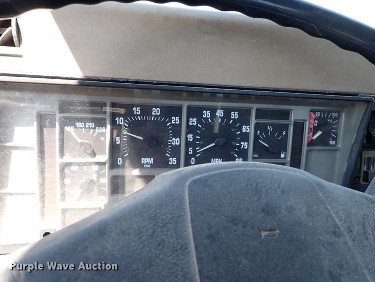 image for item IN9615 1990 International 4900  flatbed truck