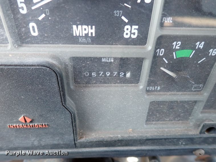 image for item IN9615 1990 International 4900  flatbed truck