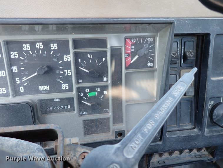 image for item IN9615 1990 International 4900  flatbed truck