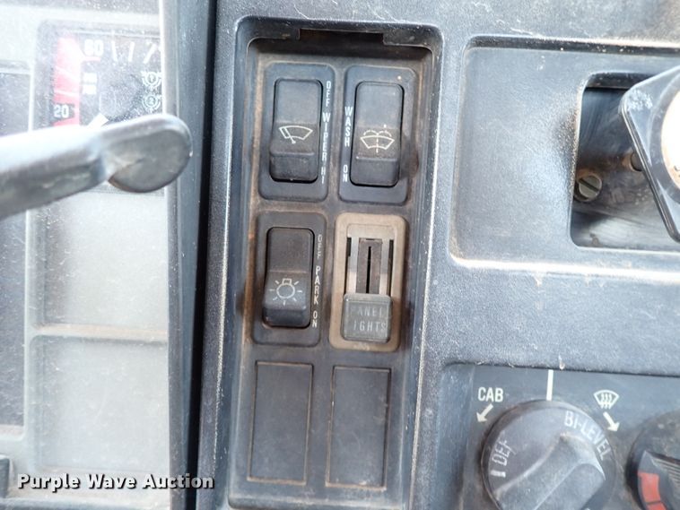 image for item IN9615 1990 International 4900  flatbed truck