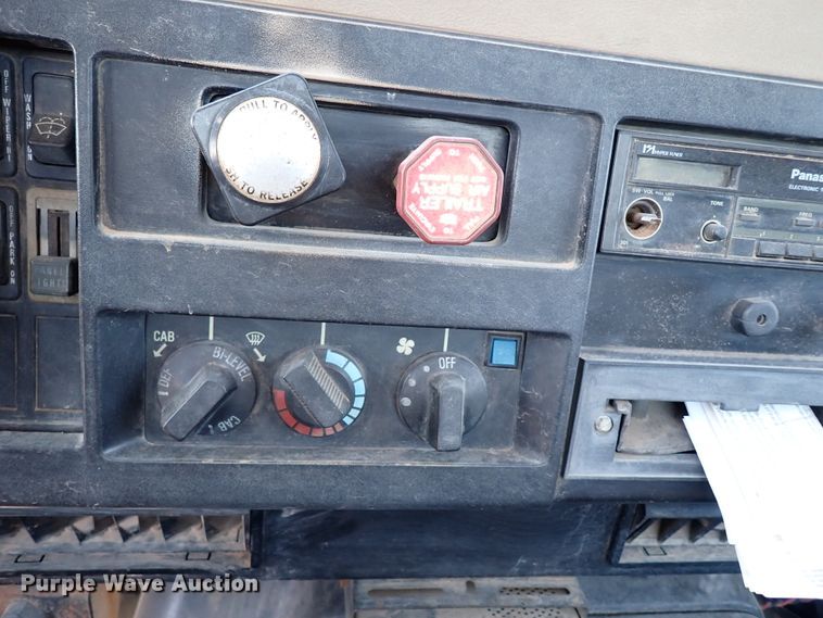 image for item IN9615 1990 International 4900  flatbed truck