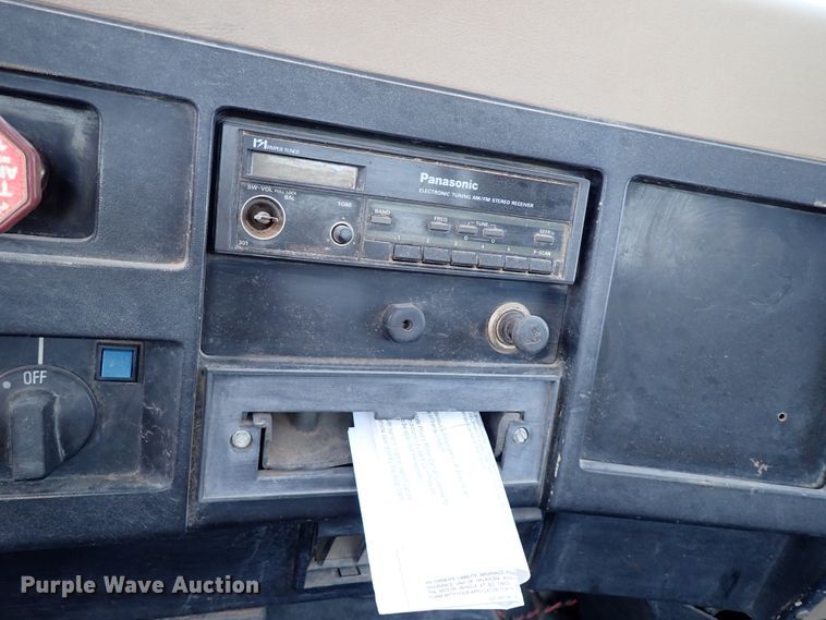 image for item IN9615 1990 International 4900  flatbed truck