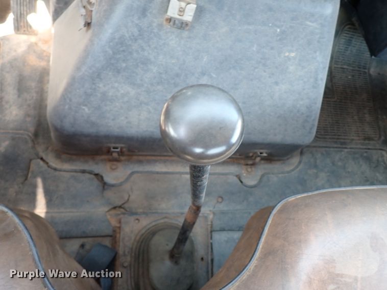 image for item IN9615 1990 International 4900  flatbed truck