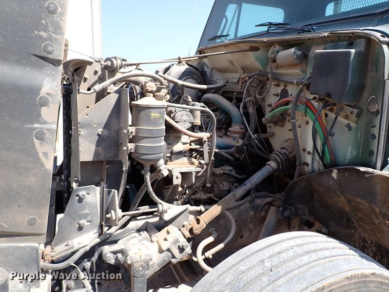 image for item IN9615 1990 International 4900  flatbed truck