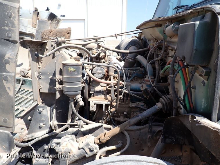 image for item IN9615 1990 International 4900  flatbed truck