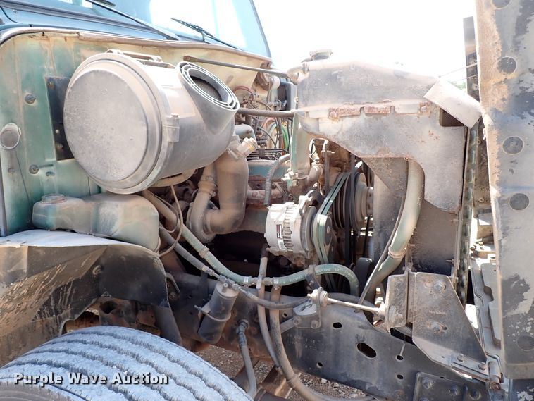 image for item IN9615 1990 International 4900  flatbed truck