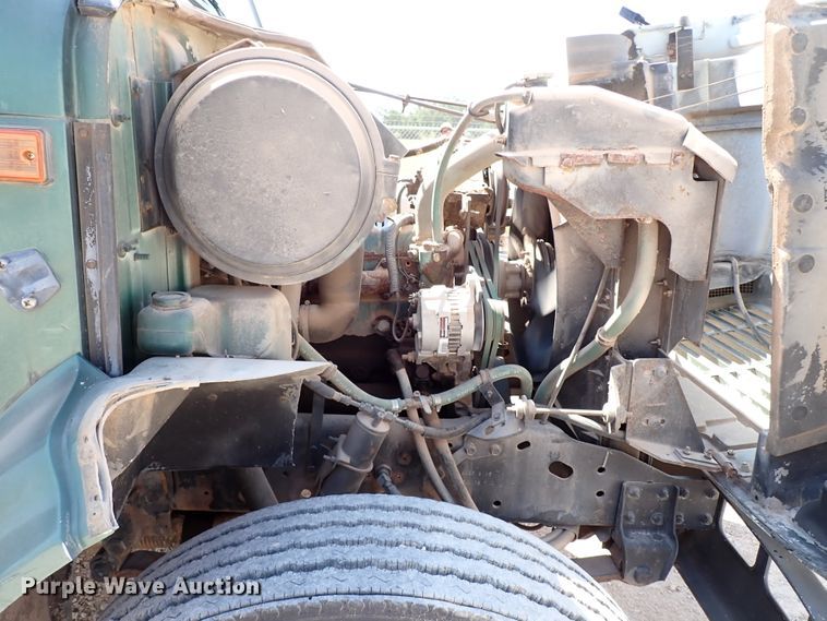 image for item IN9615 1990 International 4900  flatbed truck