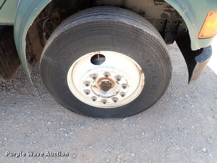 image for item IN9615 1990 International 4900  flatbed truck