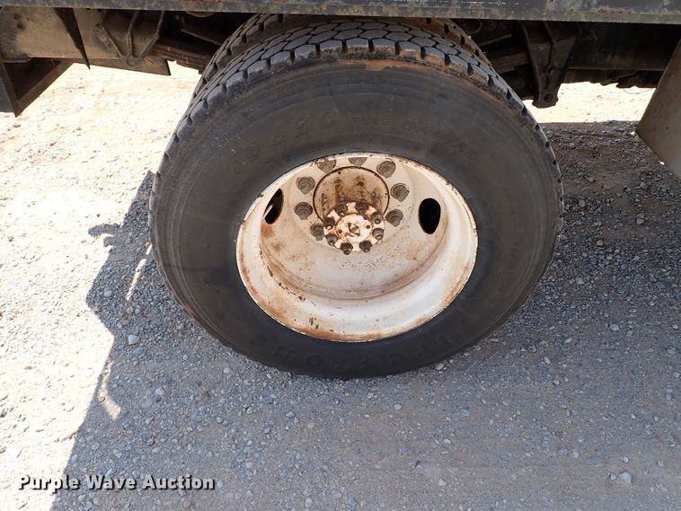 image for item IN9615 1990 International 4900  flatbed truck