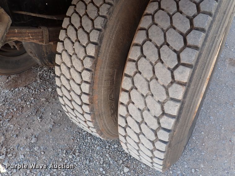 image for item IN9615 1990 International 4900  flatbed truck