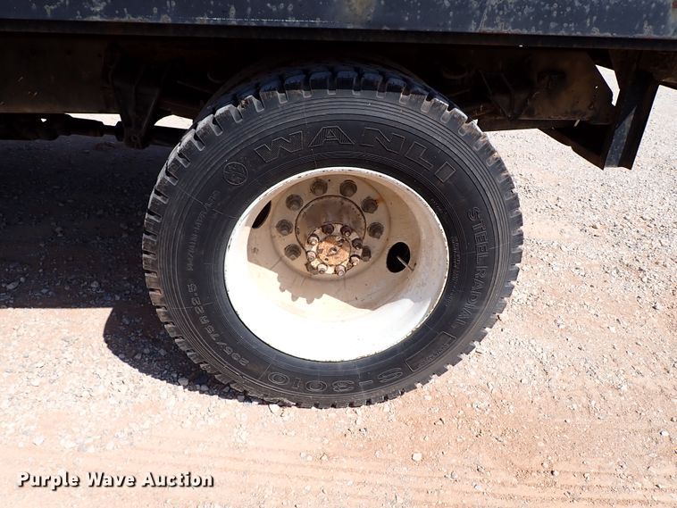 image for item IN9615 1990 International 4900  flatbed truck