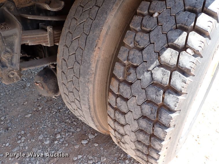 image for item IN9615 1990 International 4900  flatbed truck