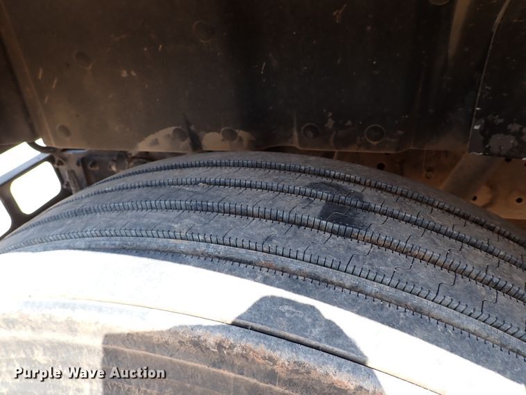 image for item IN9615 1990 International 4900  flatbed truck