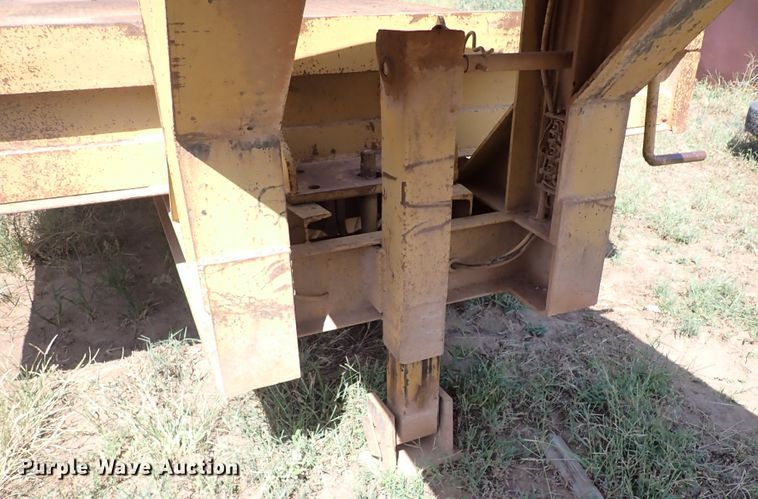 image for item IN9649 1977 Fruehauf  equipment trailer