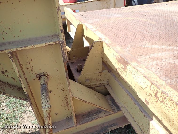 image for item IN9649 1977 Fruehauf  equipment trailer