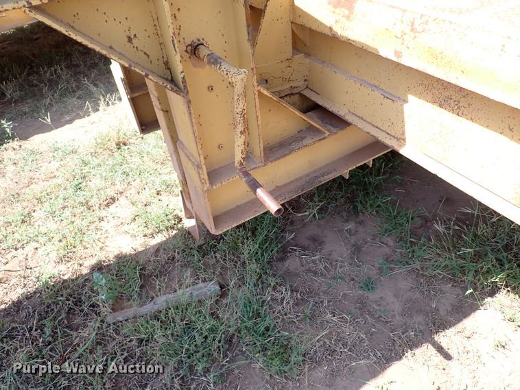 image for item IN9649 1977 Fruehauf  equipment trailer