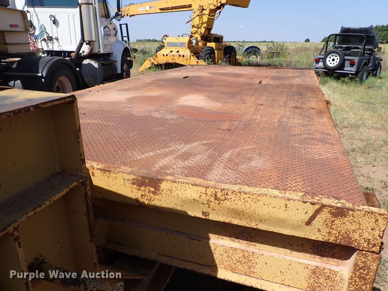 image for item IN9649 1977 Fruehauf  equipment trailer