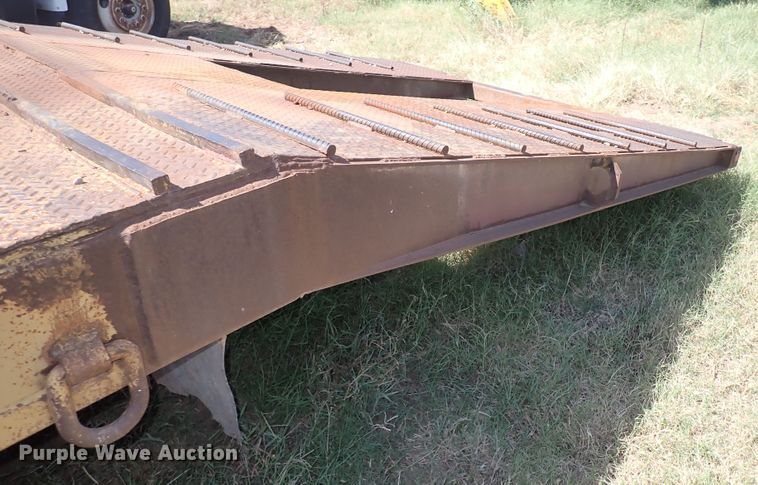 image for item IN9649 1977 Fruehauf  equipment trailer