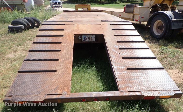 image for item IN9649 1977 Fruehauf  equipment trailer