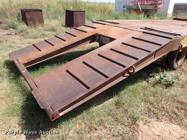 image for item IN9649 1977 Fruehauf  equipment trailer