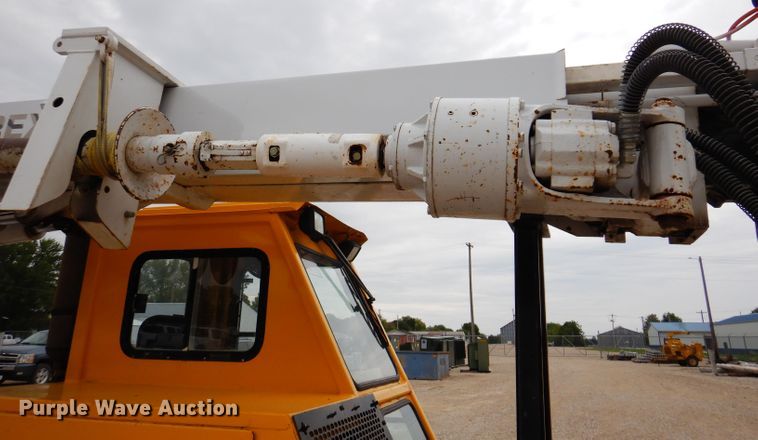 image for item IN9969 1998 Bombardier Muskeg  track carrier with digger derrick