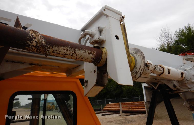 image for item IN9969 1998 Bombardier Muskeg  track carrier with digger derrick