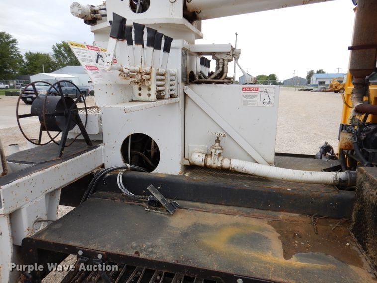 image for item IN9969 1998 Bombardier Muskeg  track carrier with digger derrick