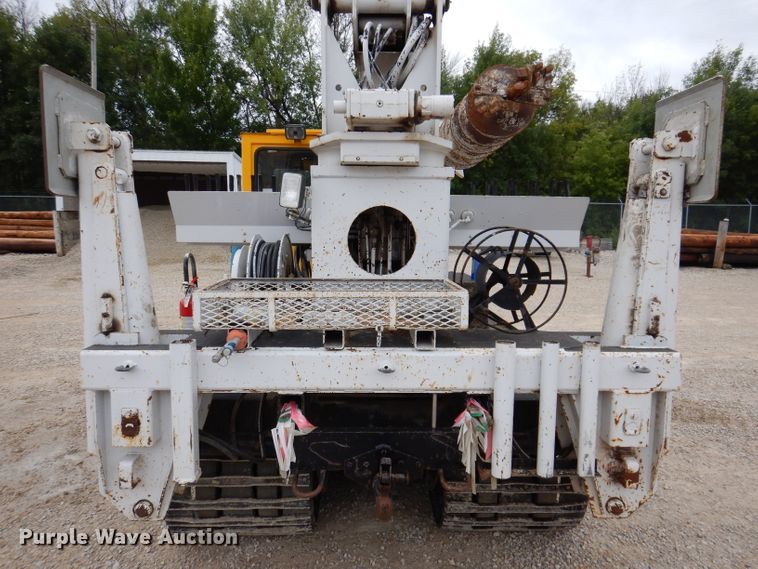 image for item IN9969 1998 Bombardier Muskeg  track carrier with digger derrick