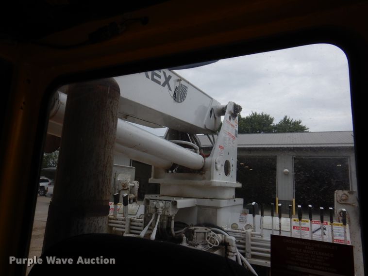 image for item IN9969 1998 Bombardier Muskeg  track carrier with digger derrick