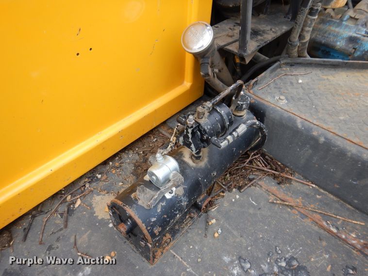 image for item IN9969 1998 Bombardier Muskeg  track carrier with digger derrick