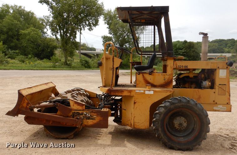 image for item IN9984 1987 Caterpillar CP-323  single drum vibratory roller