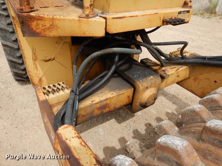 image for item IN9984 1987 Caterpillar CP-323  single drum vibratory roller