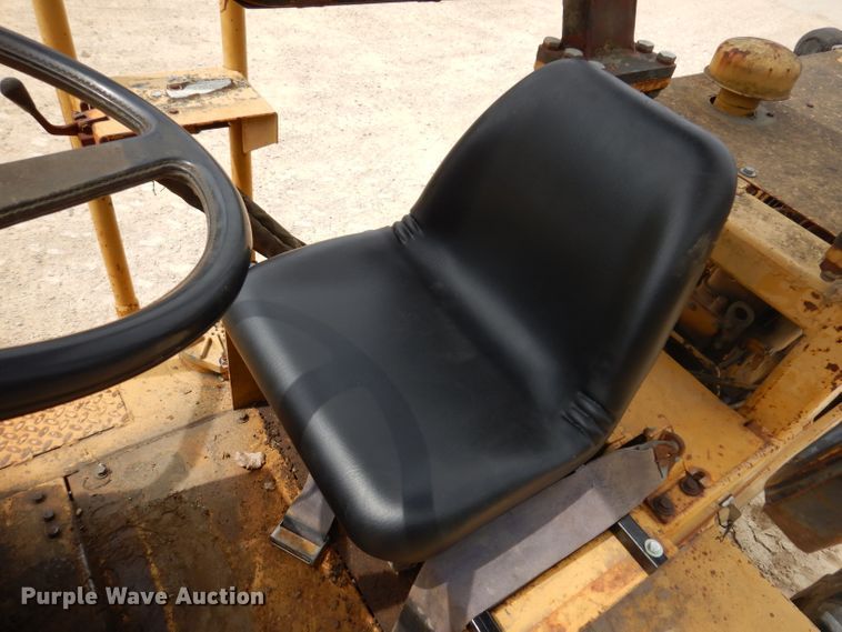 image for item IN9984 1987 Caterpillar CP-323  single drum vibratory roller