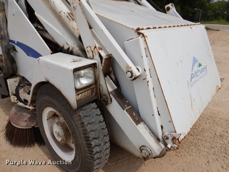 image for item IN9986 1997 Mobil Sweeper 3WS  street sweeper