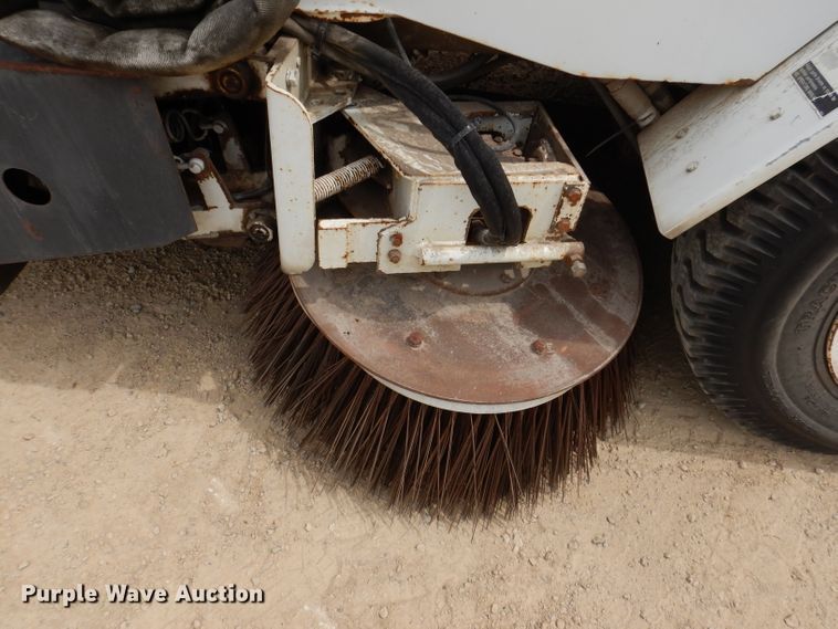 image for item IN9986 1997 Mobil Sweeper 3WS  street sweeper