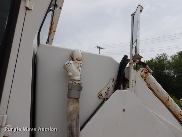 image for item IN9986 1997 Mobil Sweeper 3WS  street sweeper