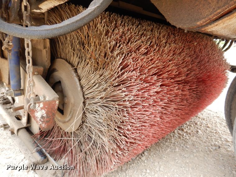 image for item IN9986 1997 Mobil Sweeper 3WS  street sweeper