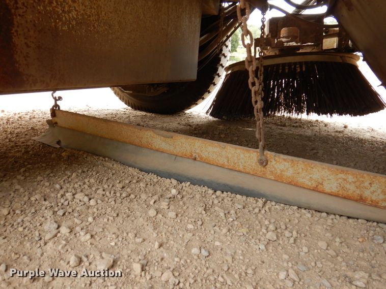 image for item IN9986 1997 Mobil Sweeper 3WS  street sweeper