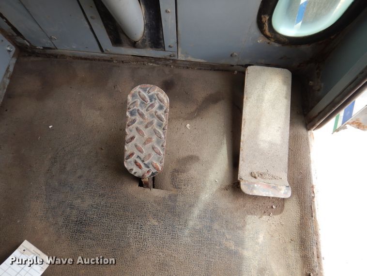 image for item IN9986 1997 Mobil Sweeper 3WS  street sweeper