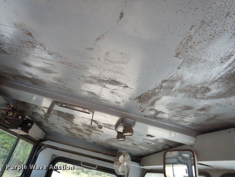 image for item IN9986 1997 Mobil Sweeper 3WS  street sweeper