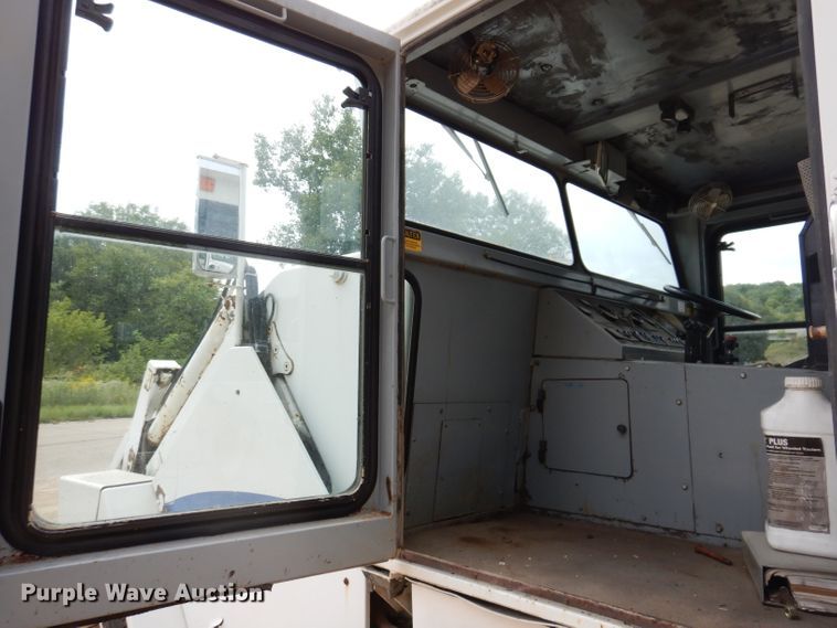 image for item IN9986 1997 Mobil Sweeper 3WS  street sweeper