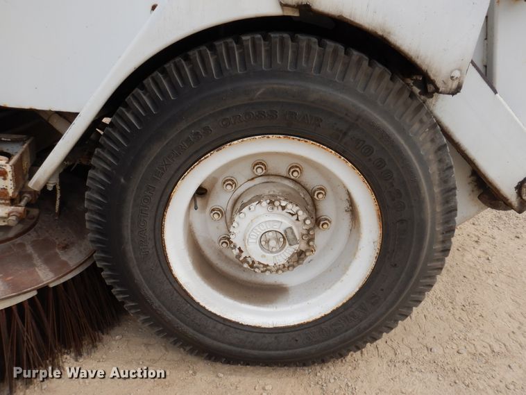 image for item IN9986 1997 Mobil Sweeper 3WS  street sweeper