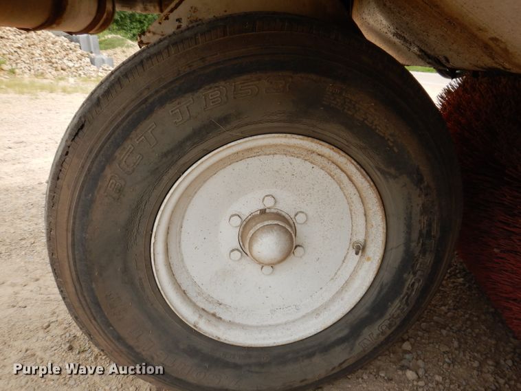 image for item IN9986 1997 Mobil Sweeper 3WS  street sweeper