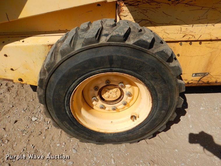 image for item IR9105 New Holland LS199  skid steer loader